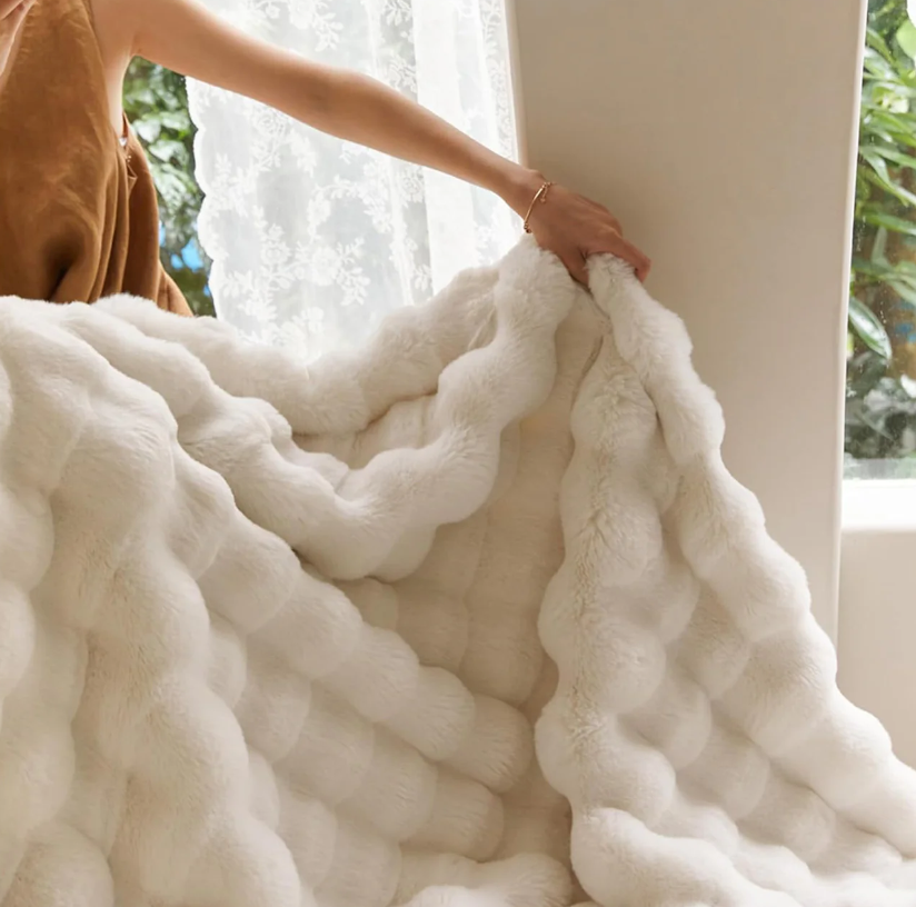 Luxury Faux Fur Bed Blanket | Bedroom Throw | Ultra-Soft Textured Fleece